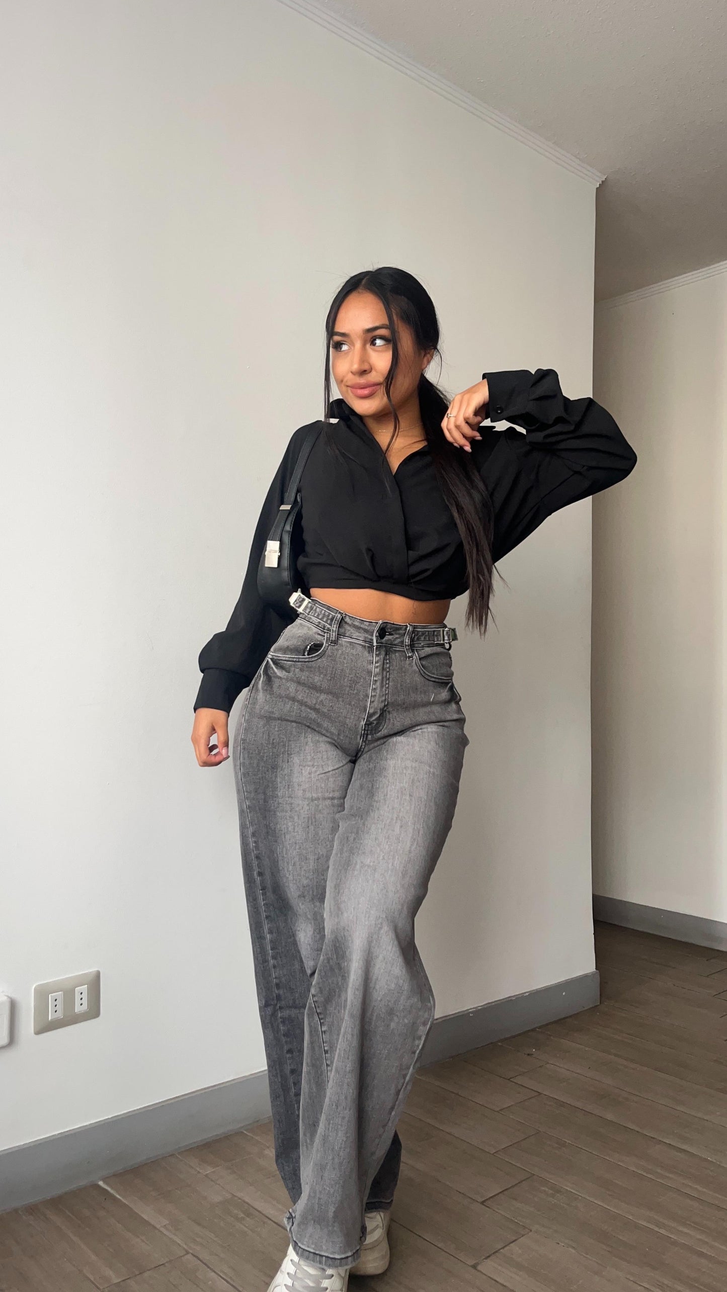 Wide leg gris focalizado