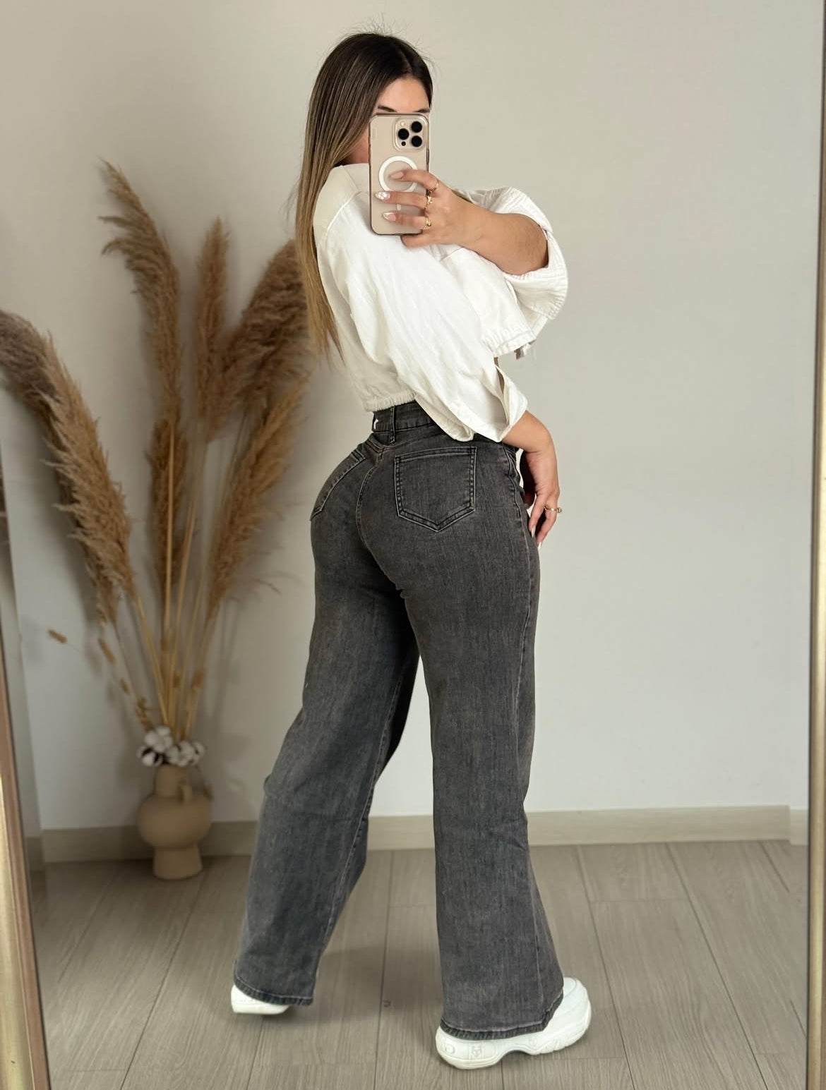 Wide leg gris focalizado