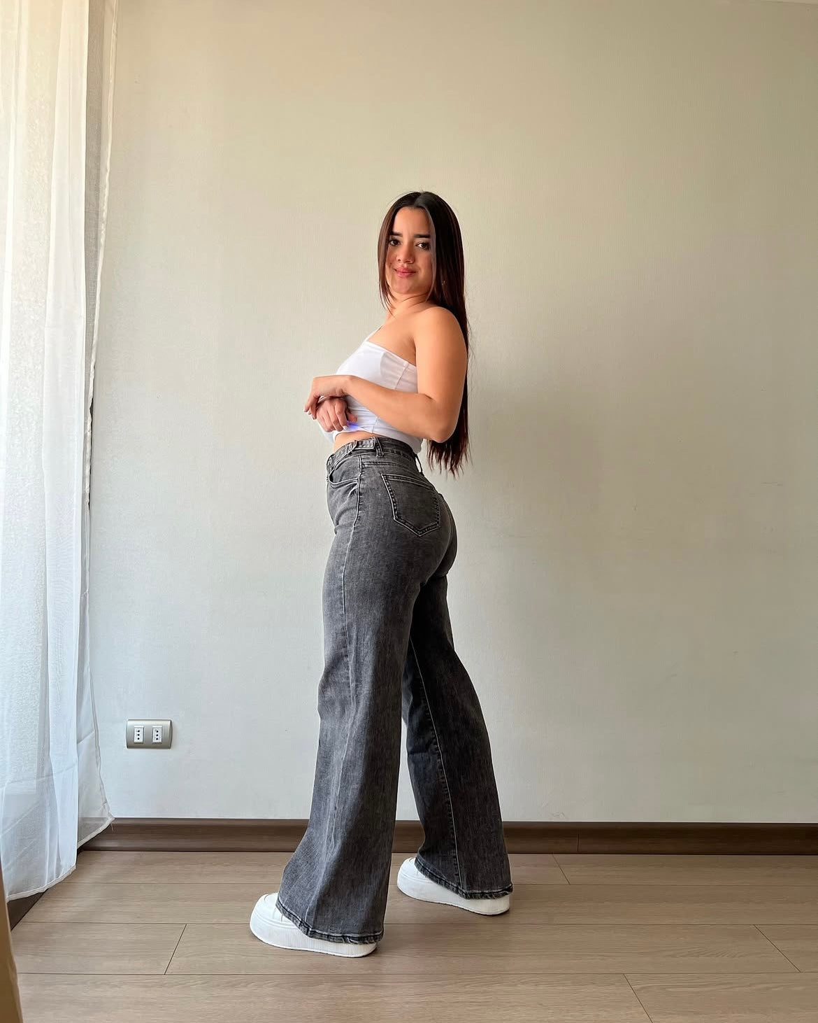 Wide leg gris focalizado