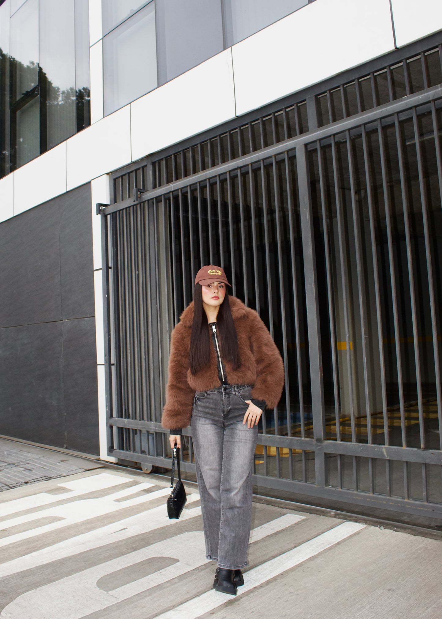 Wide leg gris focalizado