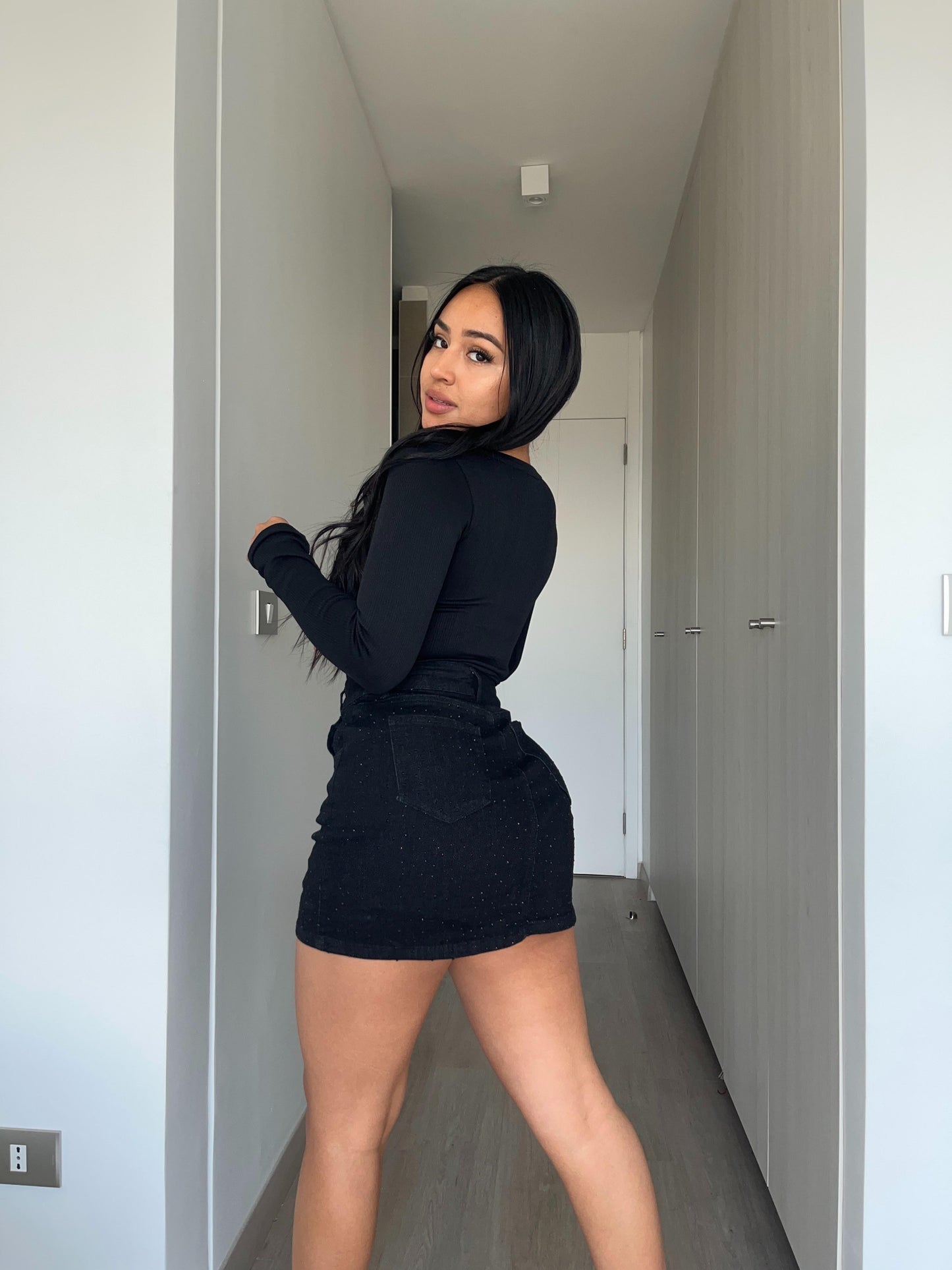 Falda short brillos negra