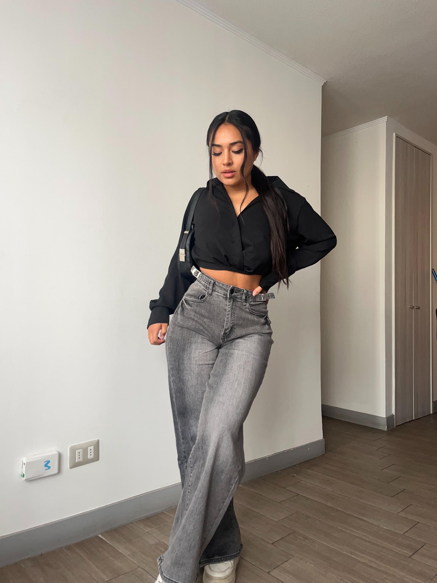 Wide leg gris focalizado