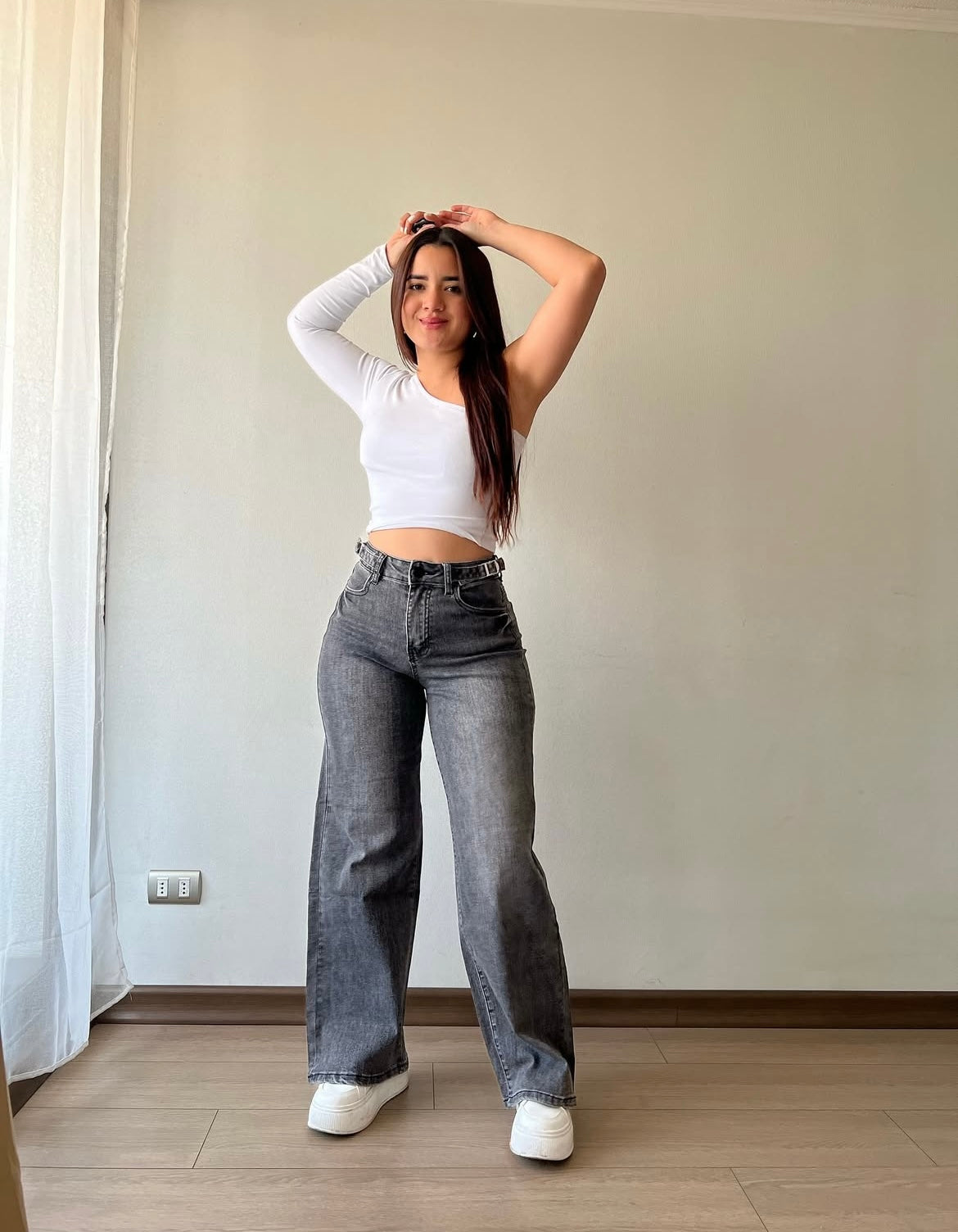 Wide leg gris focalizado