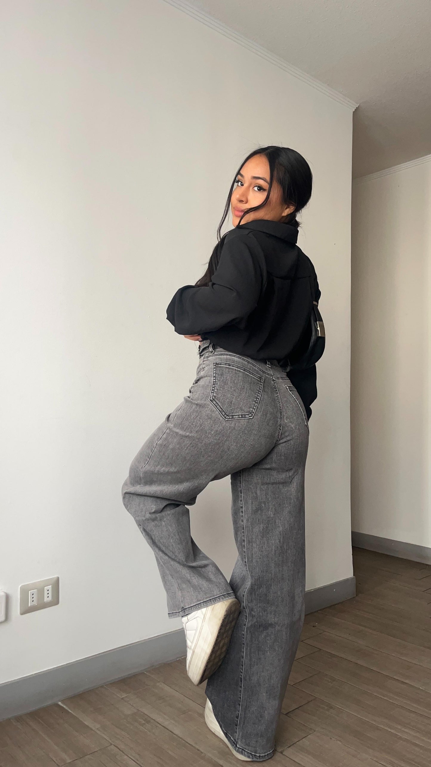 Wide leg gris focalizado