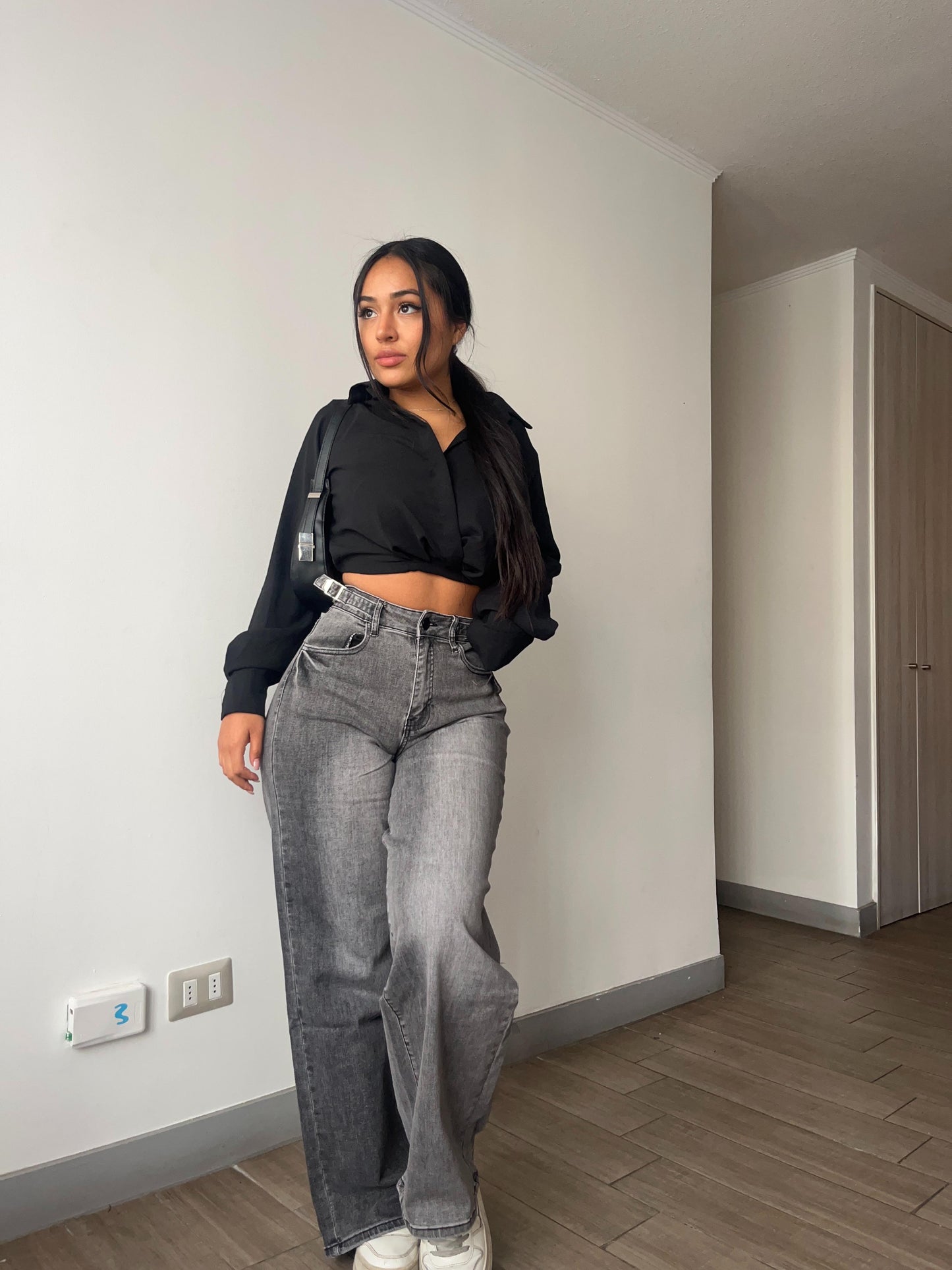 Wide leg gris focalizado
