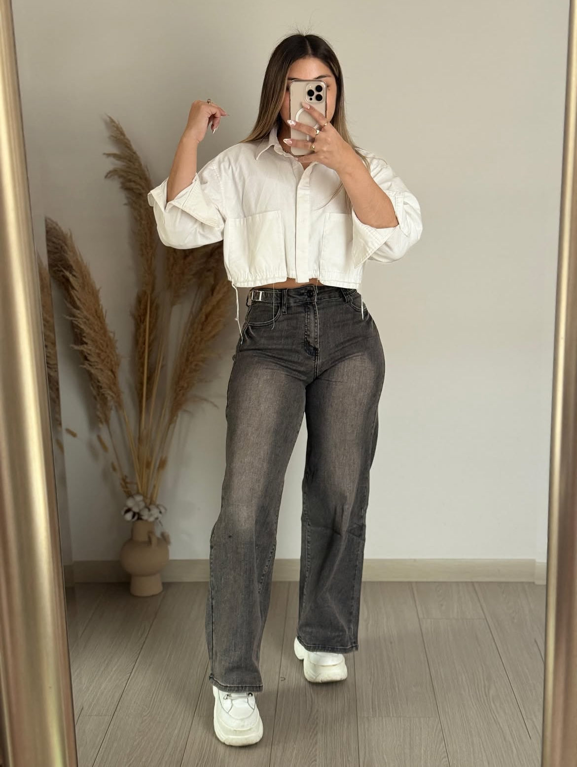 Wide leg gris focalizado
