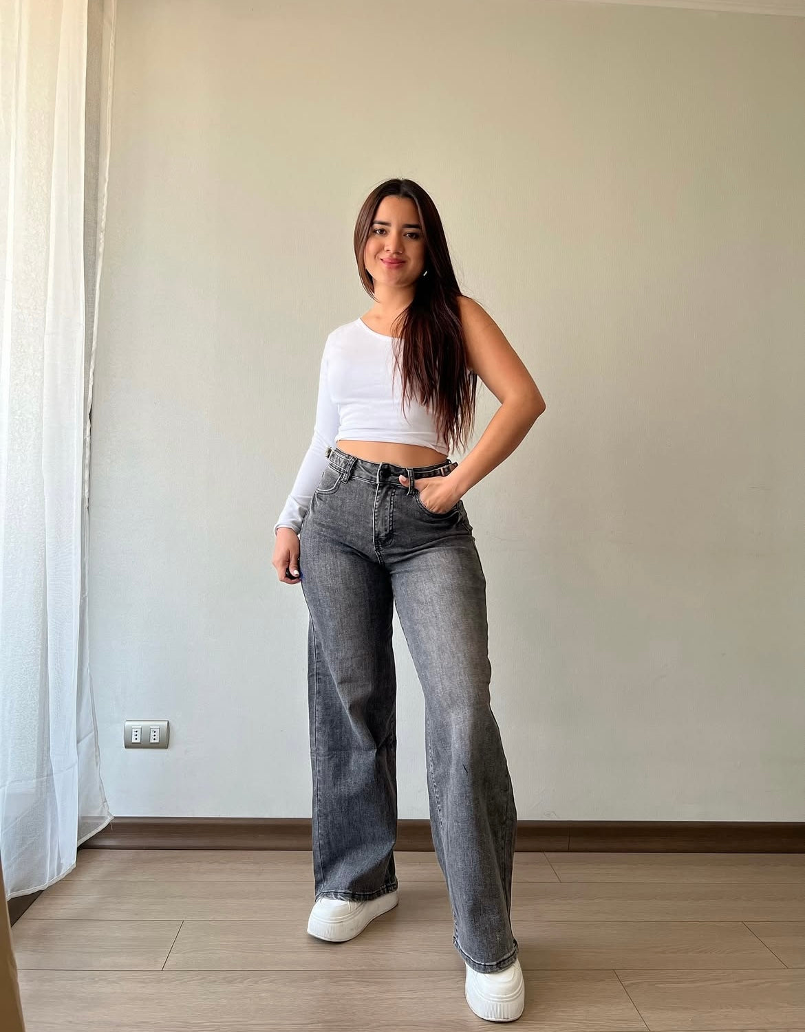 Wide leg gris focalizado