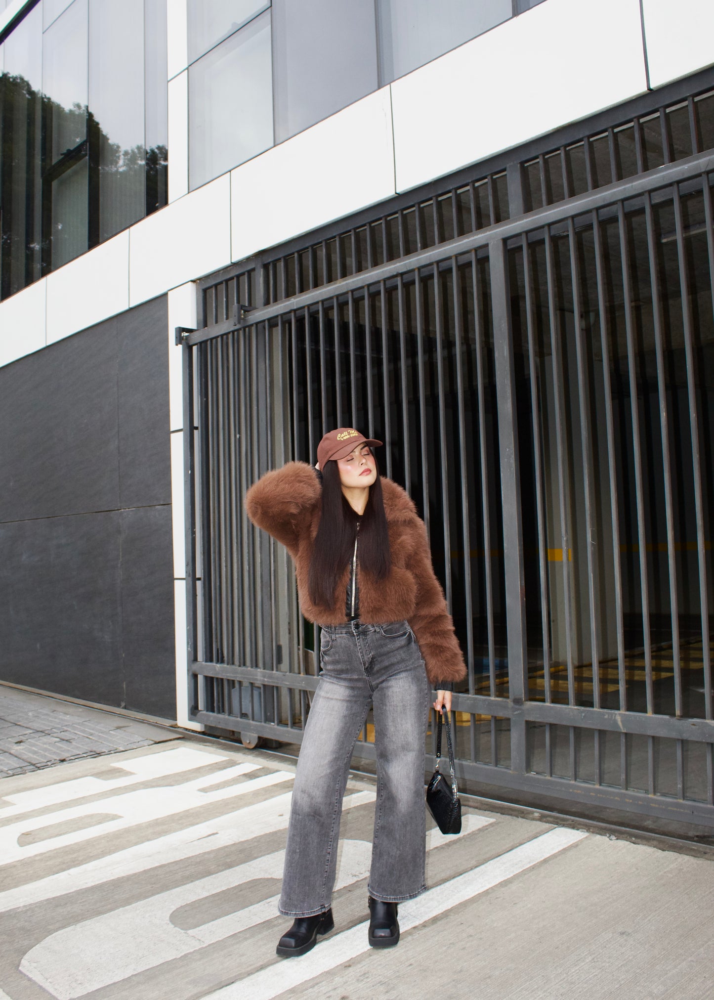 Wide leg gris focalizado