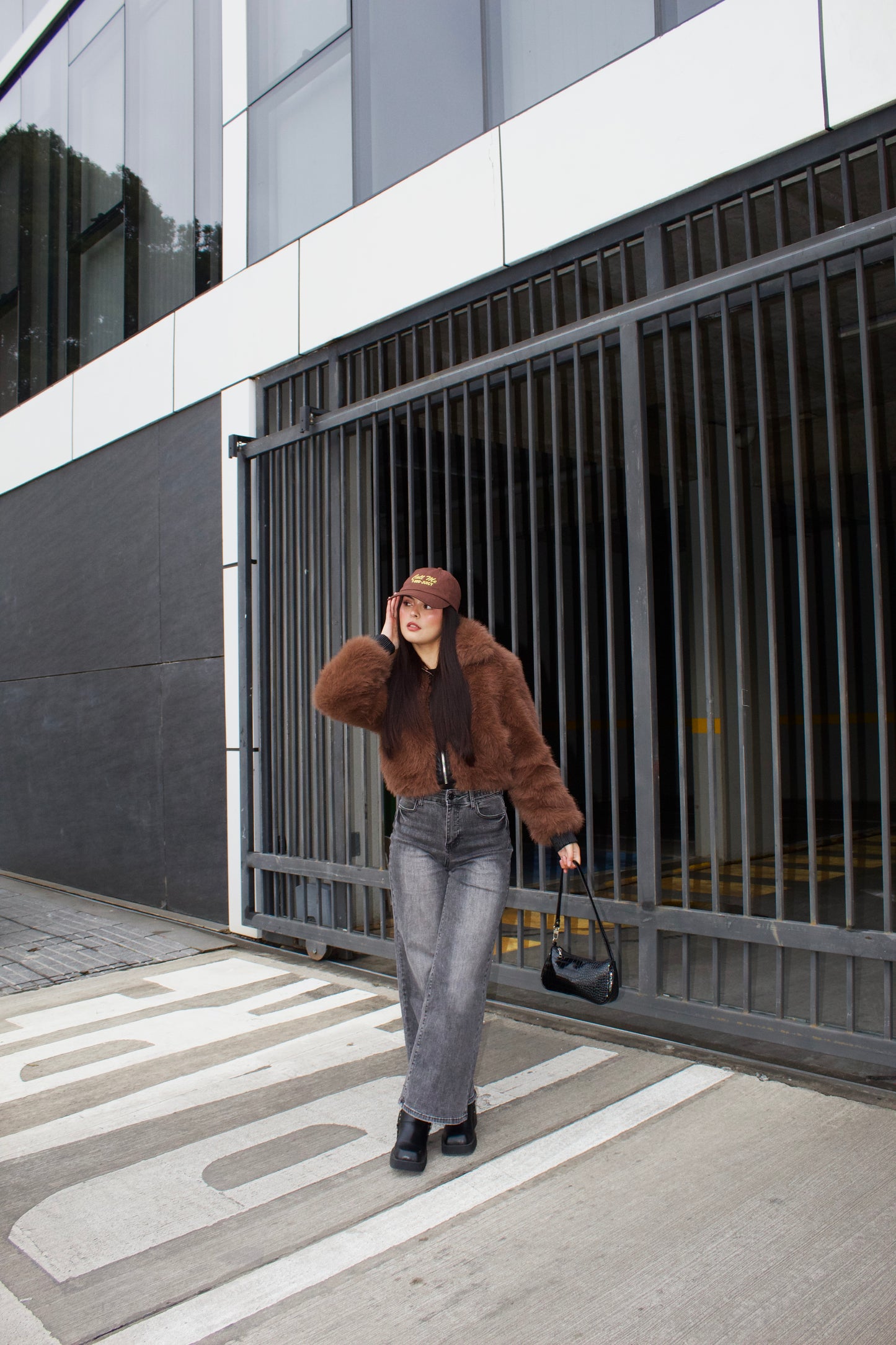 Wide leg gris focalizado