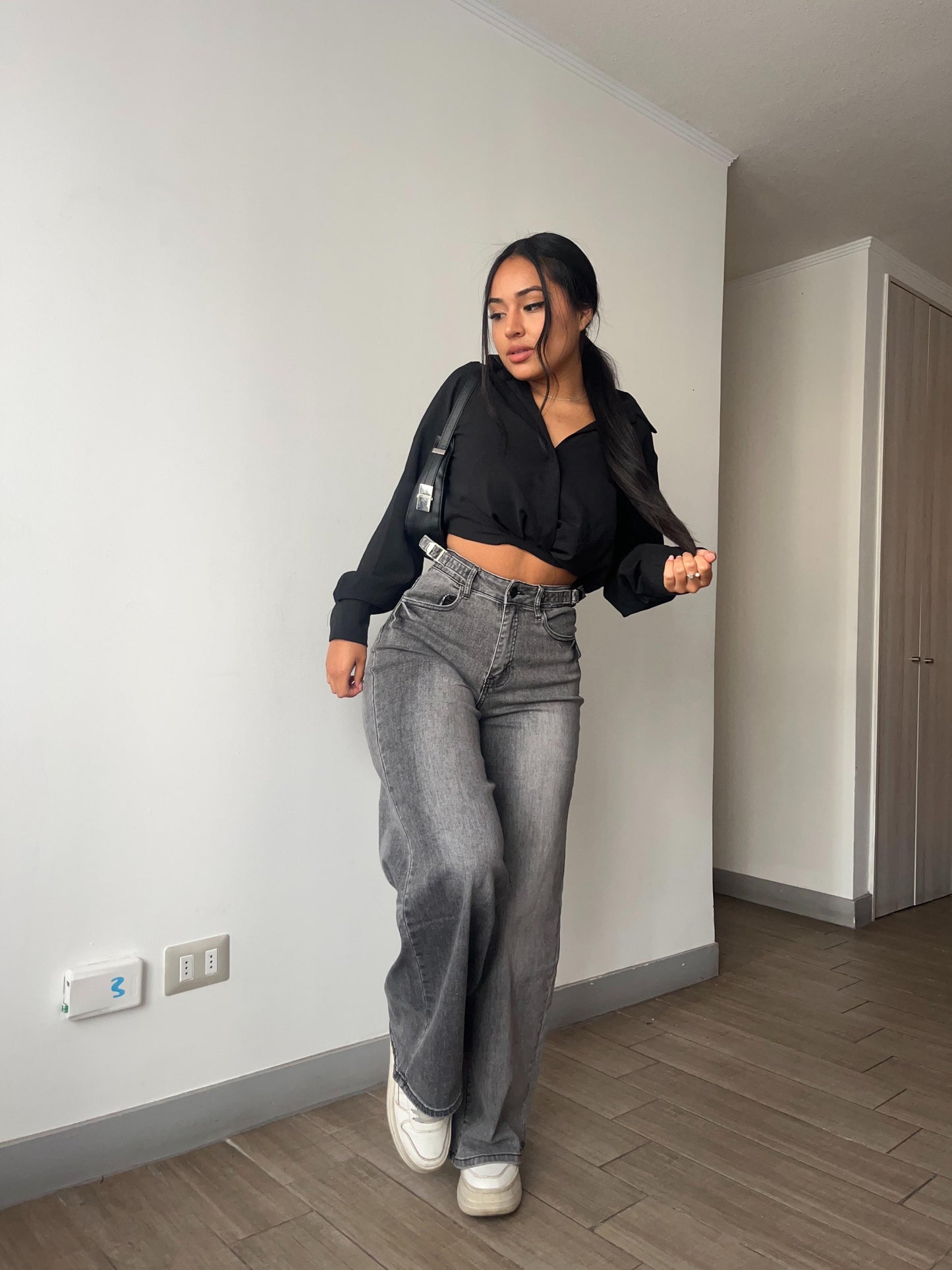 Wide leg gris focalizado