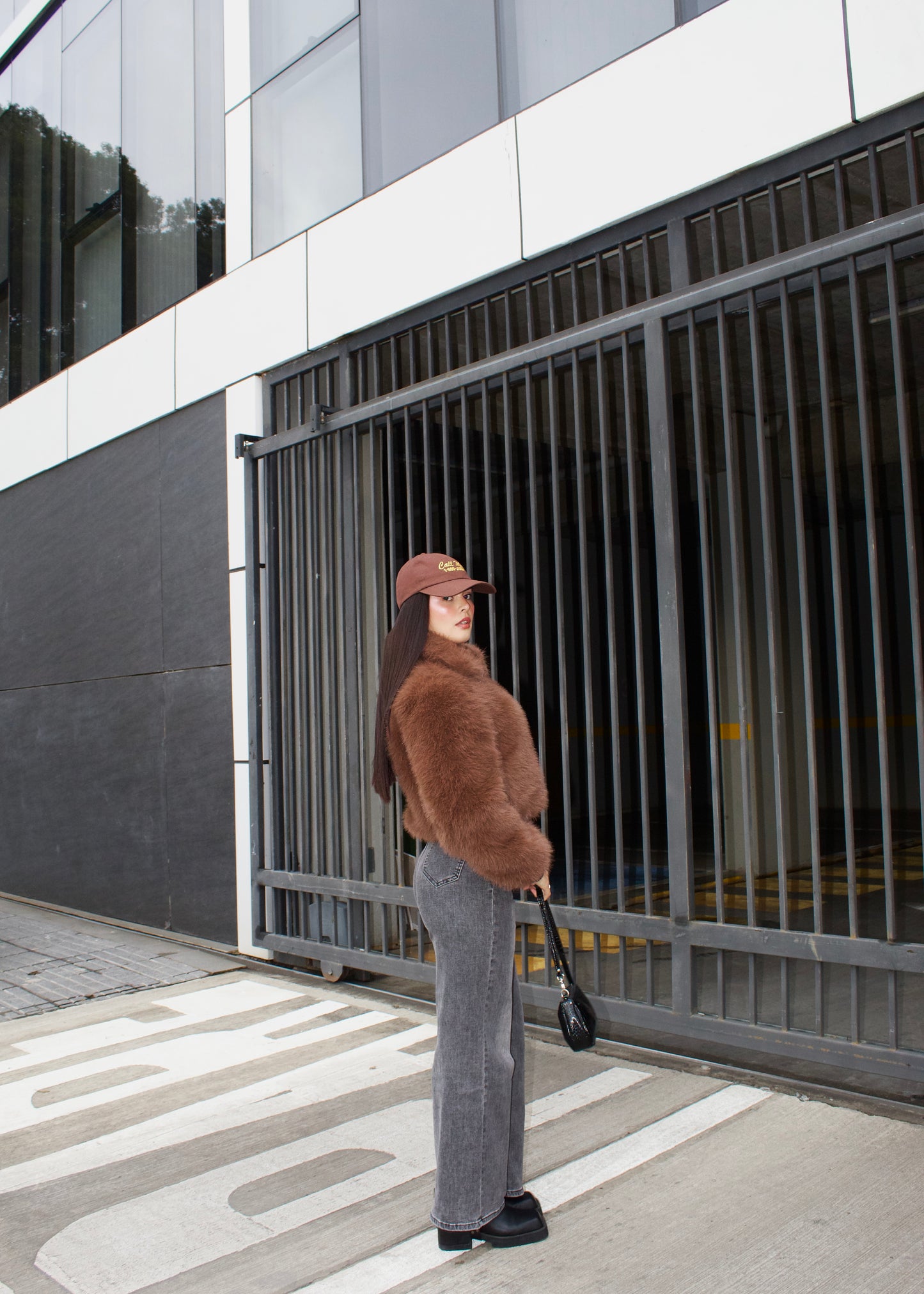Wide leg gris focalizado