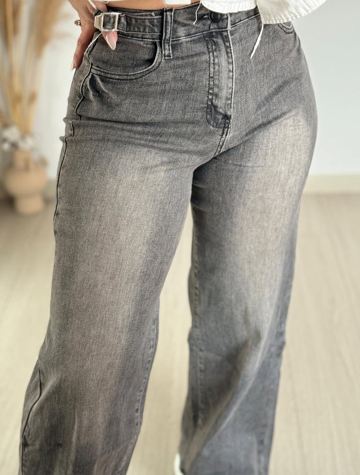 Wide leg gris focalizado