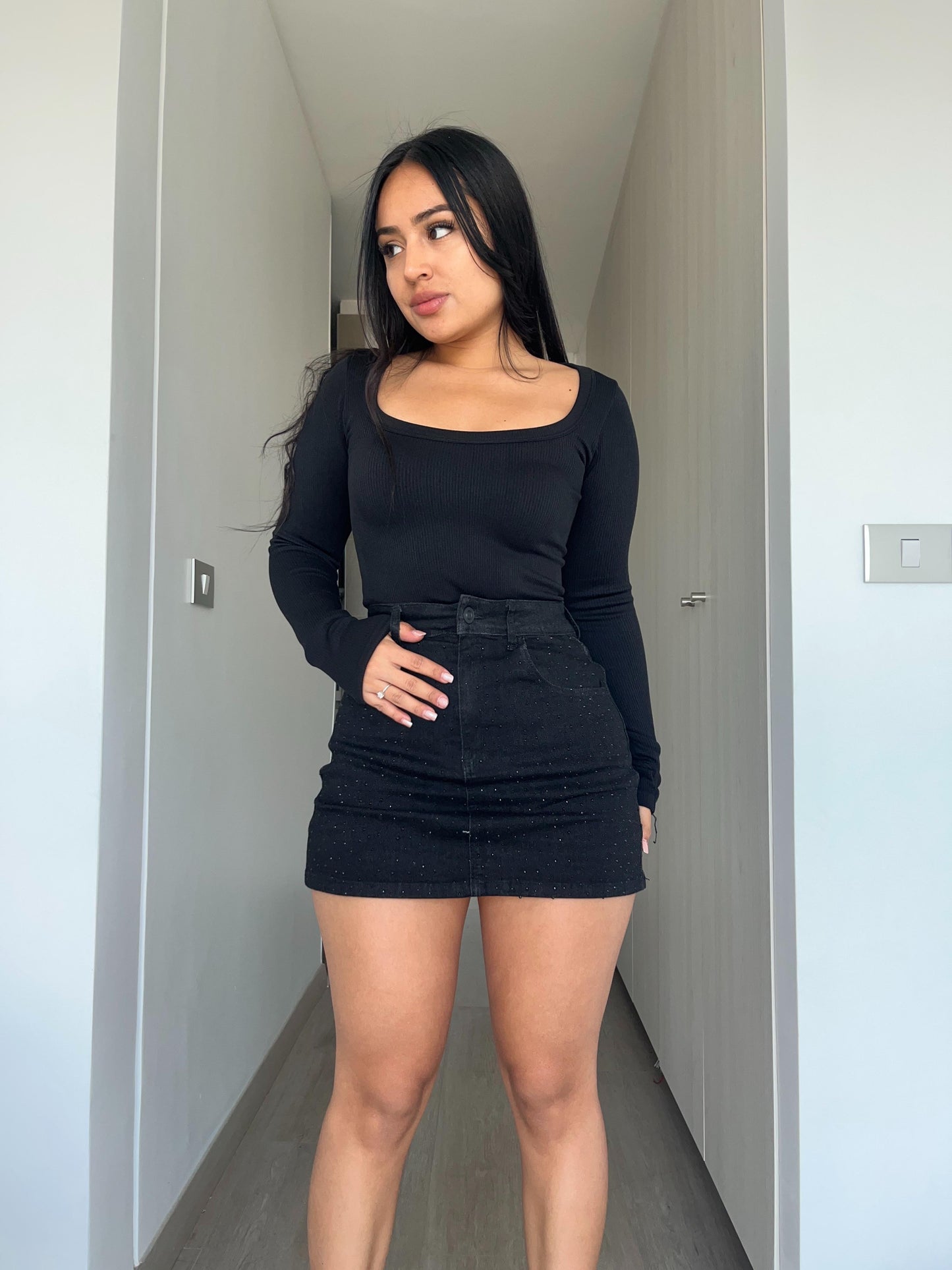 Falda short brillos negra